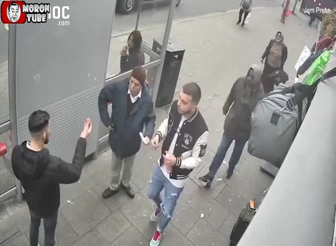 Video :Two phone thieves are stopped by an elderly guy